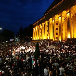 In Georgien kommt es nach Provokation durch russischen Abgeordneten zu Massenprotesten