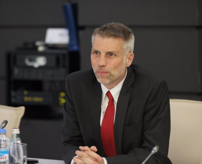 Sebastian Molineus lobt die jüngsten Reformen in Georgien