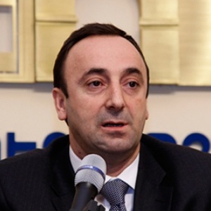 Das armenische Verfassungsgericht lehnt es ab, seinen Vorsitzenden Hrayr Tovmasjan seiner Befugnisse zu berauben.