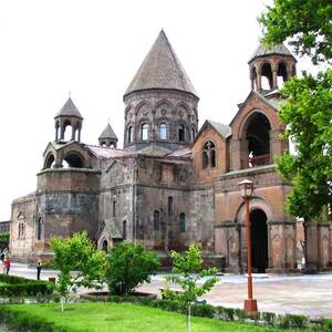 Die Spannungen zwischen der armenischen Regierung und der Kirche halten an