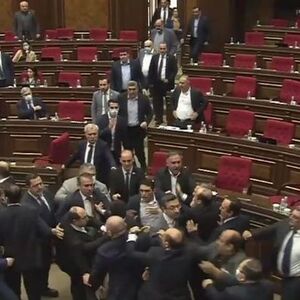 Gegenseitige Vorwürfe zwischen Paschinjan und Marukjan nach Parlamentsschlägerei in Armenien