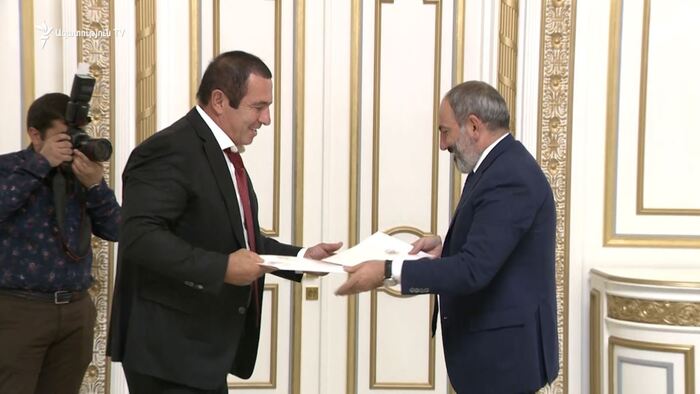 Wohlhabendes Armenien besteht auf Paschinjans Rücktritt