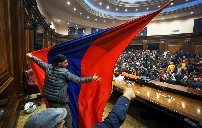 Großer Protest in Armenien fordert den Rücktritt von Paschinjan 