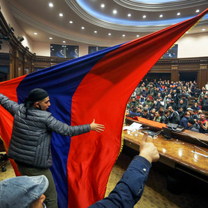 Großer Protest in Armenien fordert den Rücktritt von Paschinjan 