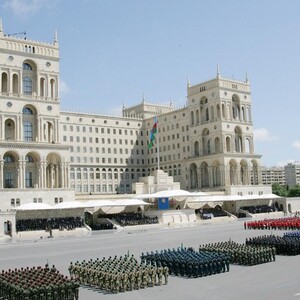 Aserbaidschan feiert mit Militärparade den Sieg im Bergkarabach-Krieg