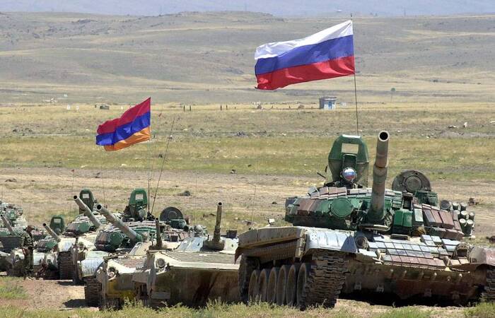 Paschinjan äußert sich zu Bergkarabach und einen neuen russischen Militärstützpunkt in Armenien