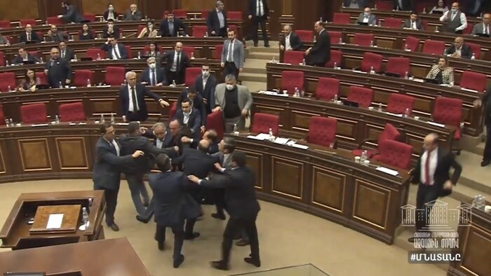 Schlägereien im armenischen Parlament