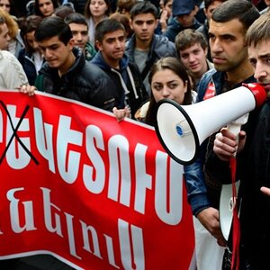 Armenische Studenten protestieren gegen die Initiative des Verteidigungsministeriums
