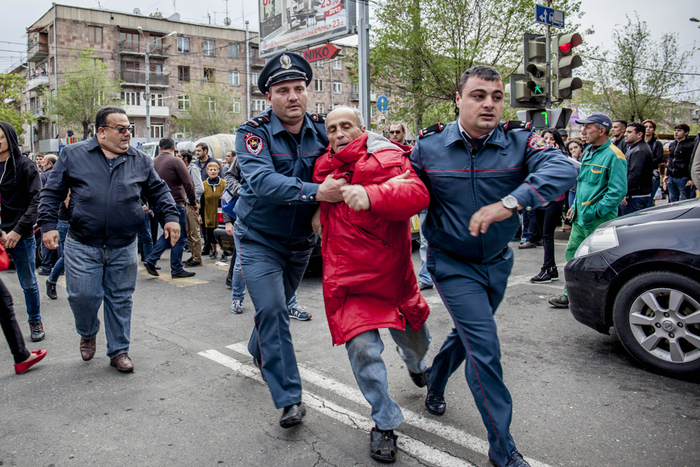 Massenproteste gegen Sargsjan in Armenien